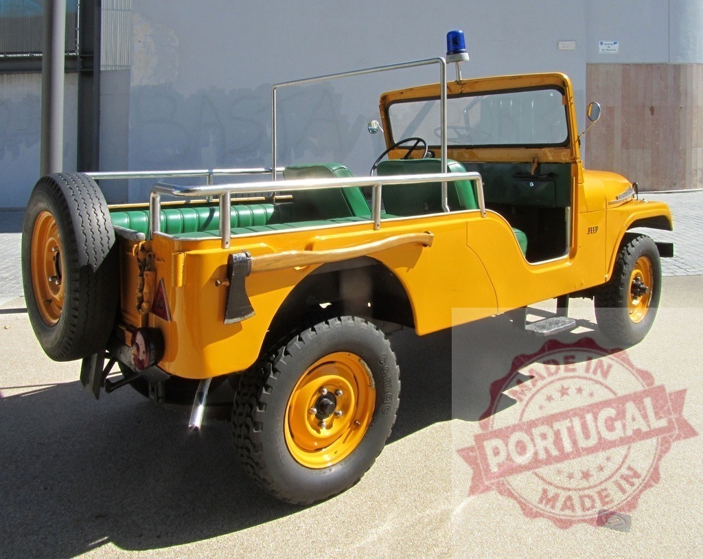 Yellow Willys Jeep vintage off-road emergency vehicle | Yellow Willys Jeep parked on pavement featuring a spare wheel, flashing siren, and axe - Realisiert mit Pictrs.com