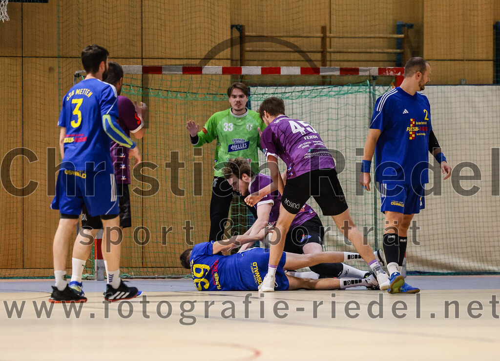 2024-10-13_017_SpVgg_Altenerding_gegen_SSG_Metten | Erding, Deutschland, 13.10.2024:Handball, Bezirksoberliga Männer 2024 / 2025, 4. Spieltag, SpVgg Altenerding gegen SSG Metten, Endergebnis: 40:22Patrick Sigl (SSG Metten, #99), Torwart Jannik Fleps (SpVgg Altenerding, #33), Ferdinand Ewald (SpVgg Altenerding, #45), Karel Kveton (SSG Metten, #2)Foto: Christian Riedel / fotografie-riedel.net