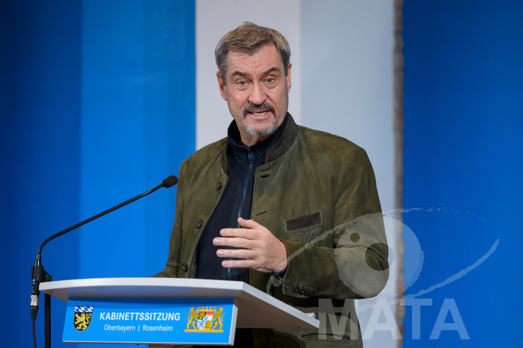 _DW04746 | Bayerns Ministerpräsident Markus Söder (CSU) bei einer Pressekonferenz im Lokschuppen. Rosenheim, 02.12.2025 Bayern Deutschland - Realisiert mit Pictrs.com