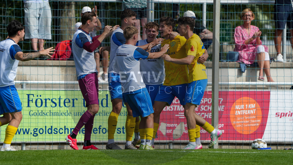 Fußball, Herren, Saison 2025/2026, Regionalliga Nordost, 2. Spieltag, FSV 63 Luckenwalde vs. Chemnitzer FC, Samstag 02.08.2025, Werner-Seelenbinder-Stadion Luckenwalde | Fußball, Herren, Saison 2025/2026, Regionalliga Nordost, 2. Spieltag, FSV 63 Luckenwalde vs. Chemnitzer FC, Samstag 02.08.2025, Werner-Seelenbinder-Stadion Luckenwalde, Im Bild: Jubel beim FSV 63 Luckenwalde nach dem erneuten Führungstreffer durch Mike Bachmann - Realisiert mit Pictrs.com