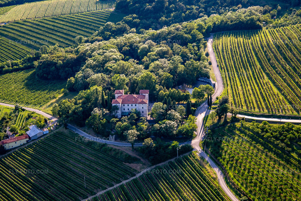 Aerial view: Burg [§2] / Goriški muzej [§2] - [§1] , Restavracija Grad [§2], Mateja Bagar s.p in the district Kromberk in Nova Gorica in the state Slovenia, Slovenia. – Photo: IMG_137456.jpg taken on 07/14/2023 by Werner Riehm/FLY-FOTO.com – Resolution of the original: 4987 x 3325 px – Goriški muzej – Restavracija Grad Kromberk - Nova Gorica, Slovenija