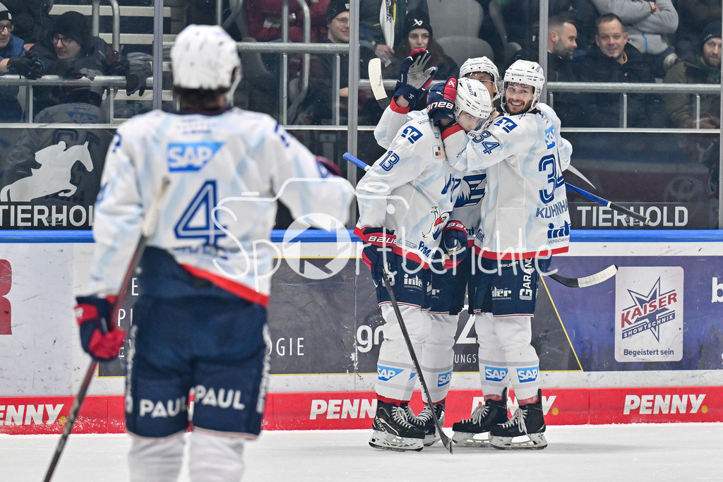 Augsburger Panther - Adler Mannheim | Jubel der Gaeste nach dem Treffer zum 0-1 durch Stefan LOIBL (Adler Mannheim 13) / Freude / Happy / Tor / Torschuezte