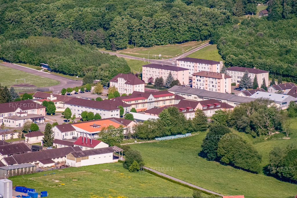Vue aérienne: Caserne du Camp du Drachenbronn à Drachenbronn-Birlenbach dans le département Bas Rhin, France – .Photo: IMG_10807.jpg prise le 12/05/2008 par Werner Riehm/FLY-FOTO.eu – Résolution de l'original: 3279 x 2186 px
