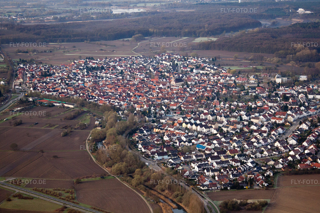 Luftbild: Ortsansicht von Nordosten in Hagenbach im Bundesland Rheinland-Pfalz in Deutschland. Foto: IMG_25447.jpg vom 02.04.2010 durch Werner Riehm/FLY-FOTO.de