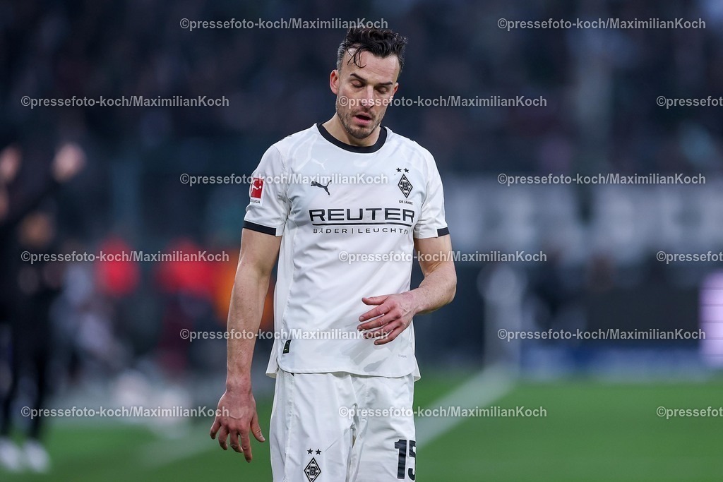 BMG13122502057 | 13.12.2025, Fußball, Borussia Mönchengladbach - VfL Wolfsburg, 1. Fußball Bundesliga, 14.Spieltag, Borussia-Park, Saison 2025 2026: Moritz Jenz&nbsp;(VfL Wolfsburg #15) reagiert Enttäuscht  DFB regulations prohibit any use of photographs as image sequences and or quasi-video.