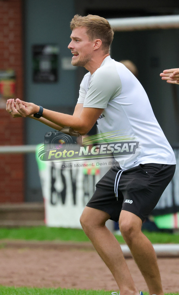 Bünder SV - VfL Holsen | Auf dem Bild zu sehen: Bünder SV Trainer: Timo Westerbeck Bünder SV, VfL Holsen, Saison 26/27, Kreisliga A, Bünde, Deutschland - Realisiert mit Pictrs.com