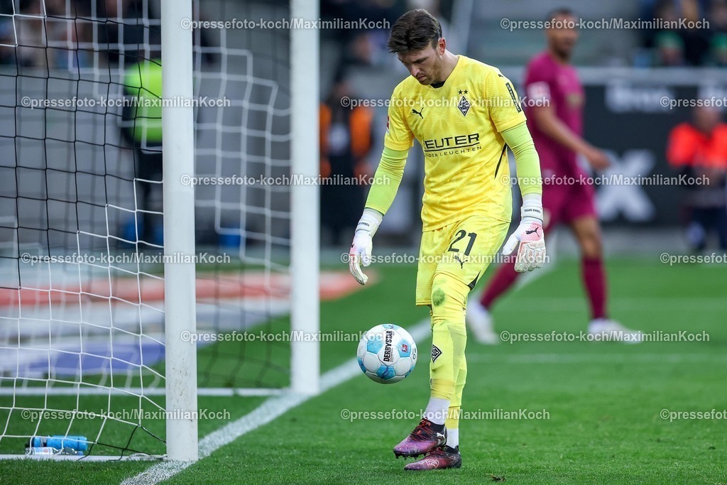 BMG21022502169 | 22.02.2025, Fußball, Borussia Mönchengladbach - FC Augsburg, 1. Fußball Bundesliga, Borussia-Park, Saison 2024 2025: Torwart Tobias Sippel (Mönchengl. #21)DFB regulations prohibit any use of photographs as image sequences and or quasi-video.
