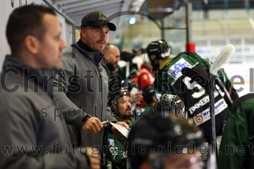 2022-11-06_071_TSV_Erding_gegen_EHC_Koenigsbrunn | Erding, Deutschland, 06.11.2022:
Eishockey, Bayernliga 2022 / 2023, 11. Spieltag, TSV Erding gegen EHC Königsbrunn, Endergebnis: 1:7

Trainer Bernhard Bittel (Erding Gladiators)

Foto: Christian Riedel / fotografie-riedel.net