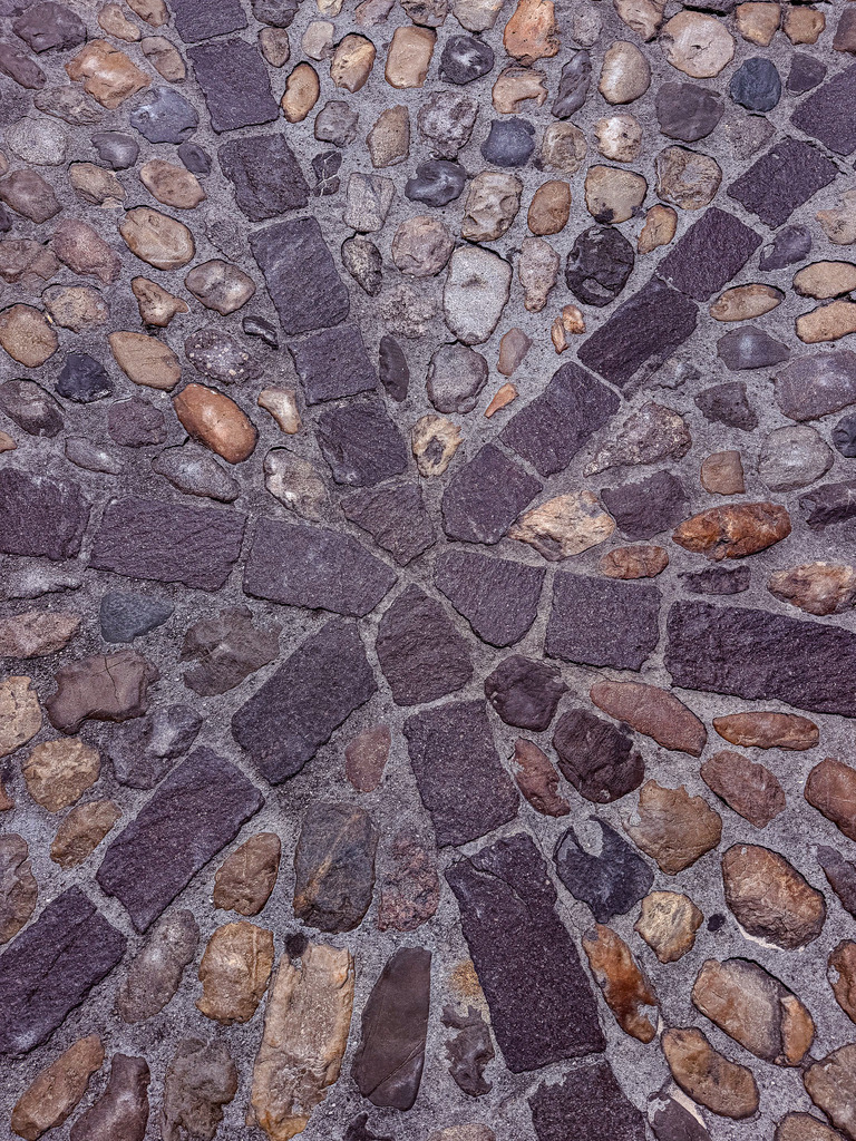 Wandbild Naturstein Muster – Exklusiver Stein-Kunstdruck im Wabi-Sabi-Style | Holen Sie sich die beruhigende Kraft und edle Ästhetik echter Naturmaterialien in Ihre Räume! Dieses exklusive, hochformatige Wandbild fasziniert durch ein perfekt arrangiertes Muster aus naturbelassenen Steinen. Die harmonischen Erdtöne und die plastische Tiefenwirkung der Steinstrukturen versprühen pure Eleganz im Sinne des modernen Wabi-Sabi-Designs. Bestellen Sie diesen zeitlosen Blickfang jetzt in Galerie-Qualität auf Leinwand, edlem Alu-Dibond oder hinter glänzendem Acrylglas – perfekt für Ihr Badezimmer, Wohnzimmer oder Ihre Wellness-Oase. - Realisiert mit Pictrs.com