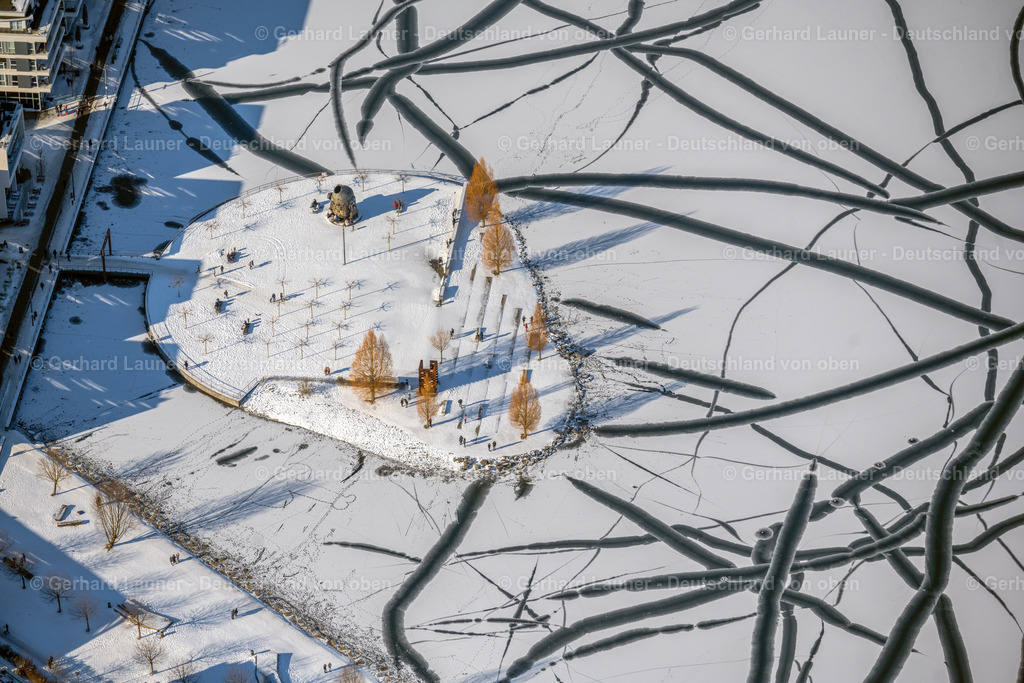 4043850 | Kulturinsel auf dem mit Eis bedeckten Phönixsee, Dortmund