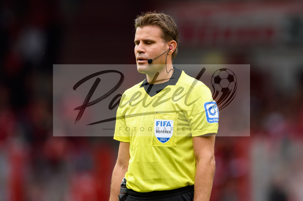 FCUBMG20210829_130 | Fussball, Herren: Schiedsrichter Dr. Felix Brych schaut beim Spiel der 1. Bundesliga zwischen 1. FC Union Berlin und Borussia Moenchengladbach im Stadion An der Alten Foersterei am 29.08.2021 in Berlin, Deutschland. - Realisiert mit Pictrs.com
