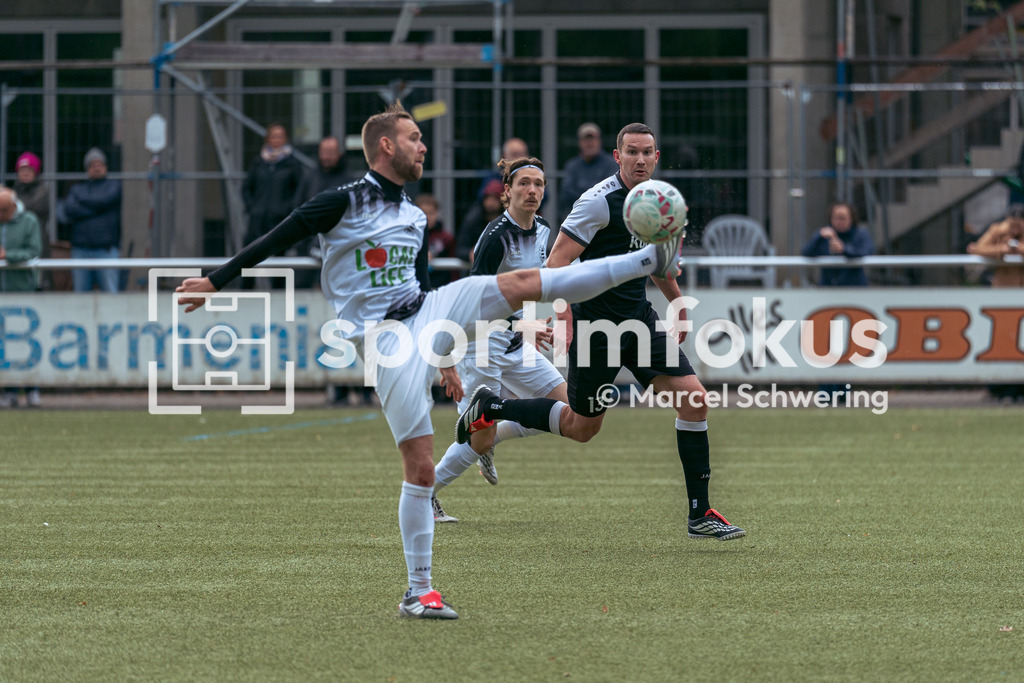 TSV 05 Ronsdorf – SSV Bergisch Born II | Fabian Nachtsheim (13, TSV 05 Ronsdorf) bei der Ballannahme. Bezirksliga Niederrhein, Gruppe 2: TSV 05 Ronsdorf gegen SSV Bergisch Born II, Wuppertal, 11.10.2026. Endstand: 3:1. sportimfokus / Marcel Schwering - Realisiert mit Pictrs.com