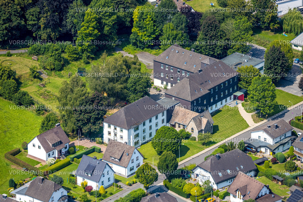 Finnentrop250807800 | Luftbild, Flüchtlingsunterkunft und Kapelle an der Ahauser Straße, ehemalige Jugendherberge, Heggen, Finnentrop, Sauerland, Nordrhein-Westfalen, Deutschland