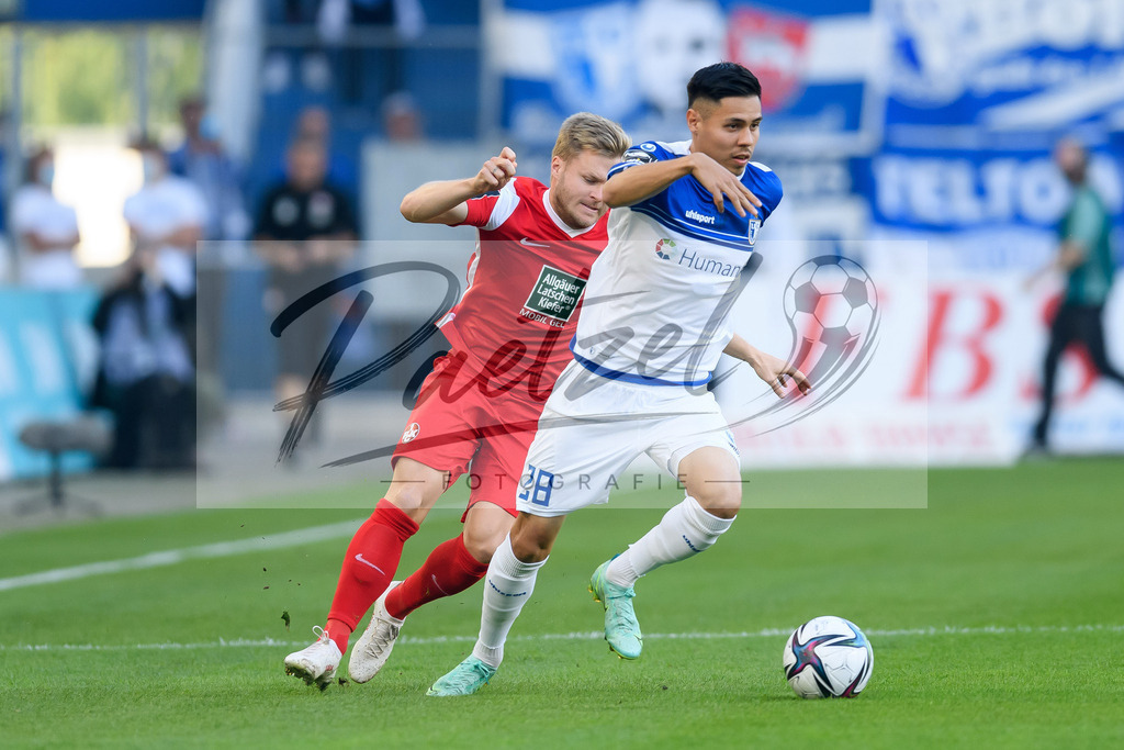 FCMFCK20210904_002 | Fussball, Herren: Jean Zimmer (1. FC Kaiserslautern) und Raphael Obermair (1. FC Magdeburg) im Zweikampf beim Spiel der 3. Liga zwischen 1. FC Magdeburg und 1. FC Kaiserslautern in der MDCC-Arena am 04.09.2021 in Magdeburg, Deutschland.DFB / DFL REGULATIONS PROHIBIT ANY USE OF PHOTOGRAPHS AS IMAGE SEQUENCES AND/OR QUASI-VIDEO. - Realisiert mit Pictrs.com