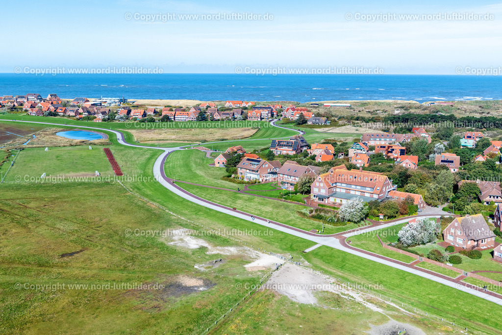 Baltrum_ELS_6297091022 | BALTRUM 09.10.2022 Ortsansicht der Straßen und Häuser der Wohngebiete von West- und Ost- Dorf auf der Nordsee- Insel Baltrum im Bundesland Niedersachsen. Weiterführende Informationen bei: Nordseeheilbad Insel Baltrum. // Town View of the streets and houses of the residential areas in Ostdorf and Westdorf on the North Sea island Baltrum in the state Lower Saxony. Further information at: Nordseeheilbad Insel Baltrum. Foto: Martin Elsen