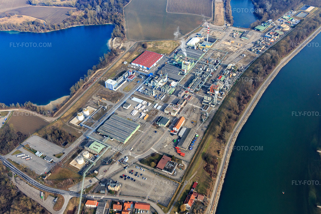 Aerial view: Industry on the southern bank of the Rhine in Lauterbourg in the state Bas-Rhin, France. – Photo: IMG_096942.jpg taken on 02/19/2017 by Werner Riehm/FLY-FOTO.com – Resolution of the original: 4909 x 3273 px