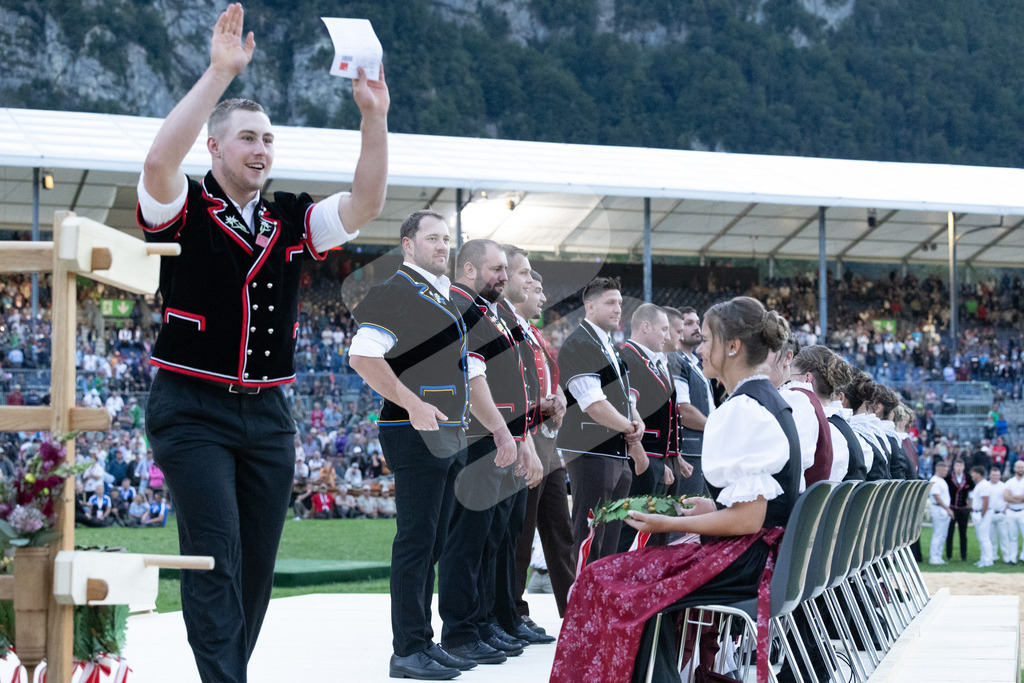 ESAF2025_Ehrung_7398 | Die Schwinger des Schwyzer Kantonalen Schwingerverbandes: Fotos, die Dynamik und Leidenschaft festhalten, sowie emotionale Momente aus dem traditionellen Schwingsport zeigen. - Realisiert mit Pictrs.com
