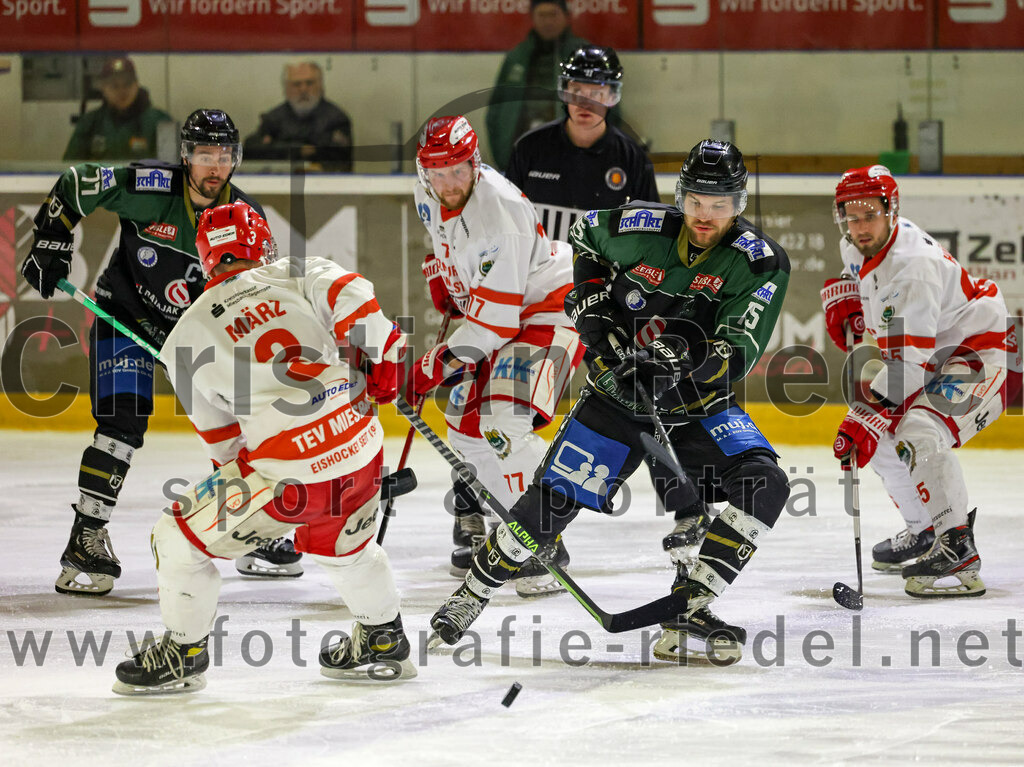 2023-03-10_077_TSV_Erding_gegen_TEV_Miesbach | Erding, Deutschland, 10.03.2023:
Eishockey, Bayernliga Playoffs 2022 / 2023, Halbfinale, TSV Erding gegen TEV Miesbach, Endergebnis: 2:0

Thomas März (TEV Miesbach, #3), Elias Maier (Erding Gladiators, #15)

Foto: Christian Riedel / fotografie-riedel.net