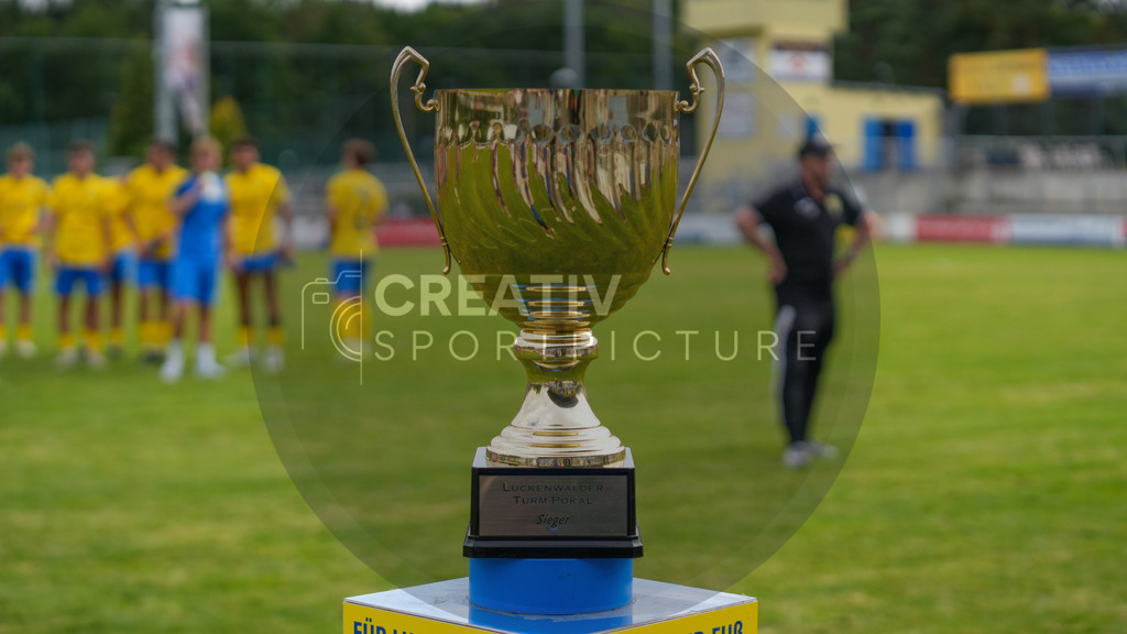 Fußball, Herren, Saison 2025/2026, 3. Luckenwalder Turmpokal, Werner-Seelenbinder-Stadion Luckenwalde, Die Siegerehrung nach Spielende,  | Fußball, Herren, Saison 2025/2026, 3. Luckenwalder Turmpokal, Werner-Seelenbinder-Stadion Luckenwalde, Die Siegerehrung nach Spielende, Im Bild:  Der Pokal/Tropähe des Luckenwalder Turmpokals - Realisiert mit Pictrs.com