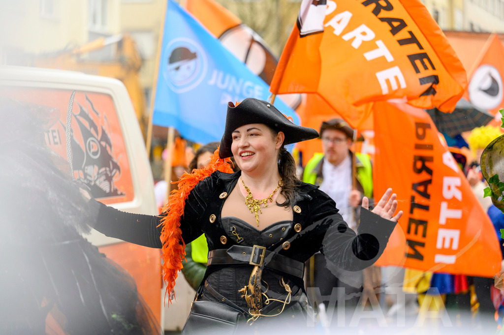_DWA2362 | Trotz Nieselregen schlängelte sich der „Gaudiwurm“ am Sonntag durch die Nürnberger Innenstadt an tausenden Faschingsfans vorbei.  Nürnberg, 11.02.2024 - Realisiert mit Pictrs.com