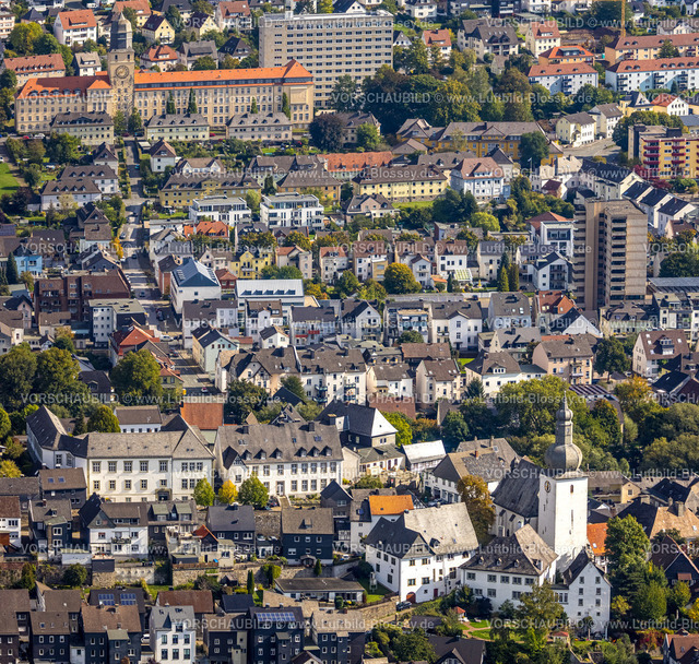 Arnsberg220903405 | Luftbild, Glockenturm und kath. Stadtkapelle St. Georg, Altstadt, im Hintergrund mit rotem Dach die Bezirksregierung Arnsberg, Altstadt, Arnsberg, Sauerland, Nordrhein-Westfalen, Deutschland