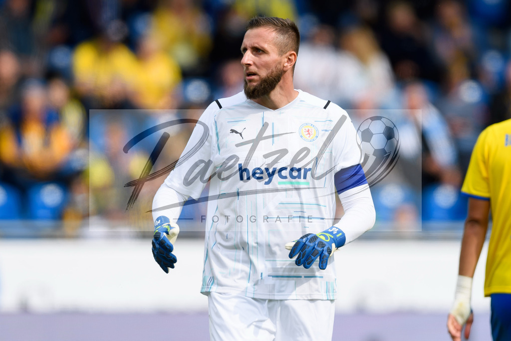 EBSTSV20210828_172 | Fussball, Herren: Torwart Jasmin Fejzic (Eintracht Braunschweig) schaut beim Spiel der 3. Liga zwischen Eintracht Braunschweig und TSV 1860 Muenchen im Eintracht-Stadion am 28.08.2021 in Braunschweig, Deutschland.DFB / DFL REGULATIONS PROHIBIT ANY USE OF PHOTOGRAPHS AS IMAGE SEQUENCES AND/OR QUASI-VIDEO. - Realisiert mit Pictrs.com