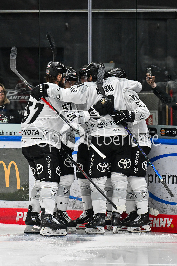 Augsburger Panther - Kölner Haie | Jubel der Haie nach dem Treffer zum 0-1 durch Patrick RUSSELL (Kölner Haie 63) / Tor / Torschuetze / Freude / Happy / DEL: Augsburger Panther - Kölner Haie; Curt Frenzel Stadion am 26.09.2025