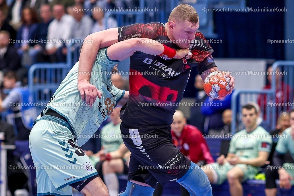 Gum25032501013 | 25.03.2025, Handball, European League - Play-Offs, VfL Gummersbach - MT Melsungen, Schwalbe-Arena: Dainis Kristopans (MT Melsungen #10) behauptet sich gegen Stepan Zeman (GUM #66) 