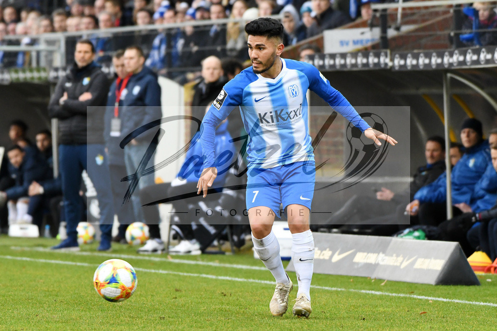 20200201_MEPCHE_0041 | Fußball, Herren: Hassan Amin (SV Meppen) in Aktion, am Ball, Einzelaktion waehrend des Spiels der 3. Liga zwischen SV Meppen und Chemnitzer FC in der Haensch-Arena am 01.02.2020 in Meppen, Deutschland. DFB / DFL REGULATIONS PROHIBIT ANY USE OF PHOTOGRAPHS AS IMAGE SEQUENCES AND/OR QUASI-VIDEO. - Realisiert mit Pictrs.com