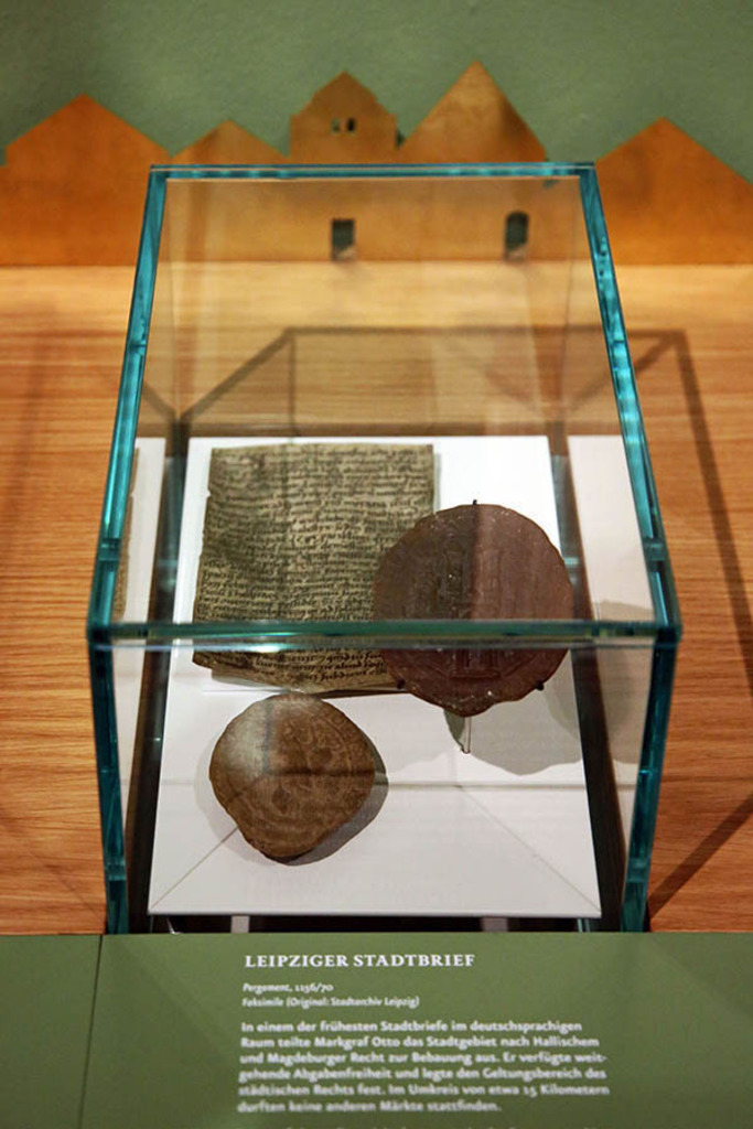 Foto: Leipzig - Stadtgründung Leipzig - Stadtbrief - Leipziger Stadtbrief Faksimile - Ausstellung im Stadtgeschichtlichen Museum Leipzig | Das Team hinter BILDLEXIKON LEIPZIG bündelt historische wie aktuelle Informationen über die Stadt Leipzig in Text und Bild auf einer Plattform und stellt diese der interessierten Öffentlichkeit zur Verfügung.