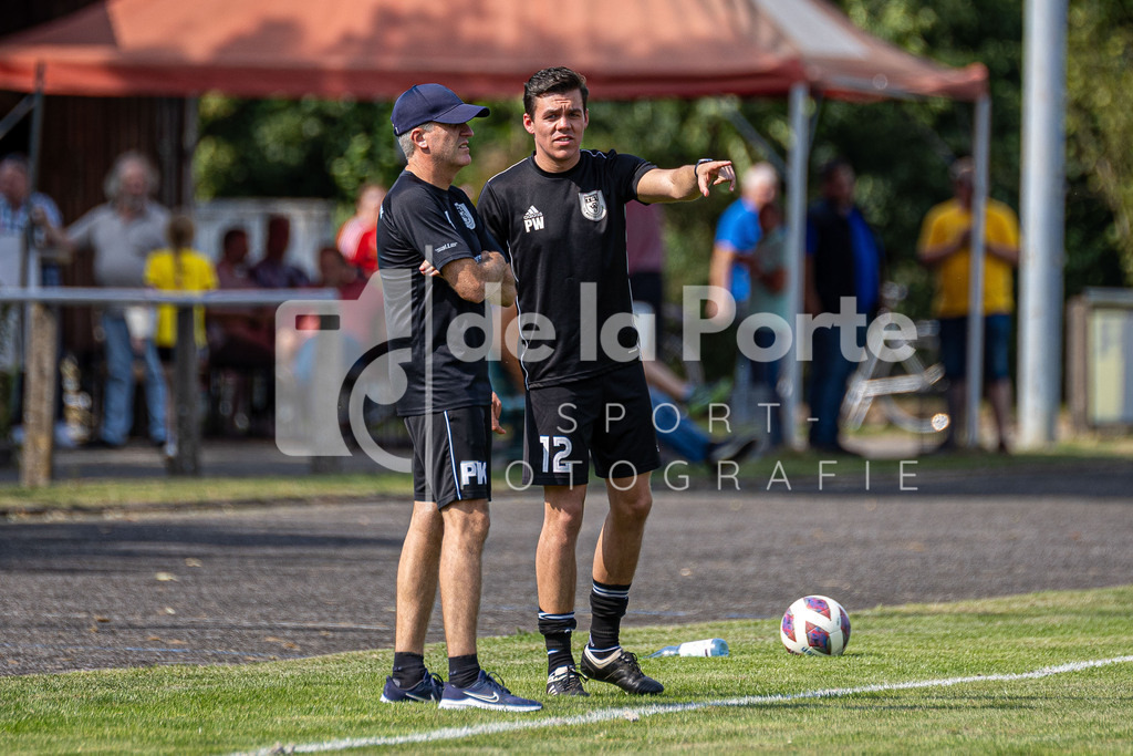 Wrestedt - Weihe_ Philipp (r. Co-Trainer_ links Cheftrainer Peter Kramer) vs Stadensen 090825 dlP | immodelaporte-sportfotos - Realisiert mit Pictrs.com