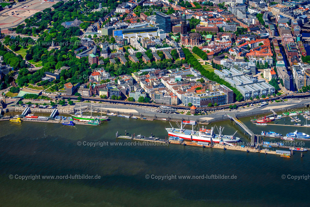 Hamburg_Hafen_Museumsschiffe_Rickmer_Rickmers_Cap_San_Diego_ELS_8553010725 | HAMBURG 20.06.2025 Stückgutfrachter und Museumsschiffe "Cap San Diego" "Rickmer Rickmers" an den Landungsbrücken der Hafenanlagen am Ufer des Fluß- Verlaufes der Elbe in Hamburg, Deutschland. Weiterführende Informationen bei: Cap San Diego Betriebsgesellschaft mbH,  Museumsschiff RICKMER RICKMERS. // Ship " Cap San Diego " and "Rickmer Rickmers" on port facilities on the banks of the river course of the Elbe in Hamburg, Germany. Further information at: Cap San Diego Betriebsgesellschaft mbH,  Museumsschiff RICKMER RICKMERS. Foto: Martin Elsen