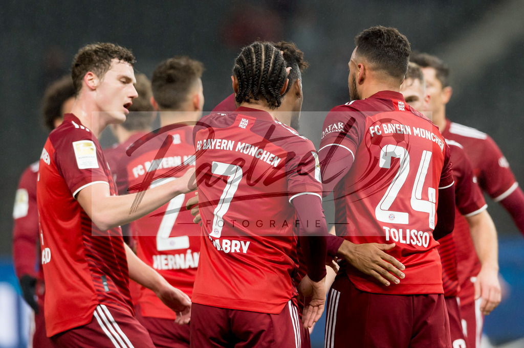 BSCFCB20220123_077 | Fussball, Herren: Corentin Tolisso (FC Bayern Muenchen) Torjubel, jubelt mit seiner Mannschaft nach dem Treffer zum 0:1 bei dem Spiel der 1. Bundesliga zwischen Hertha BSC und FC Bayern Muenchen im Olypiastadion am 23.01.2022 in Berlin, Deutschland.DFB / DFL REGULATIONS PROHIBIT ANY USE OF PHOTOGRAPHS AS IMAGE SEQUENCES AND/OR QUASI-VIDEO. - Realisiert mit Pictrs.com