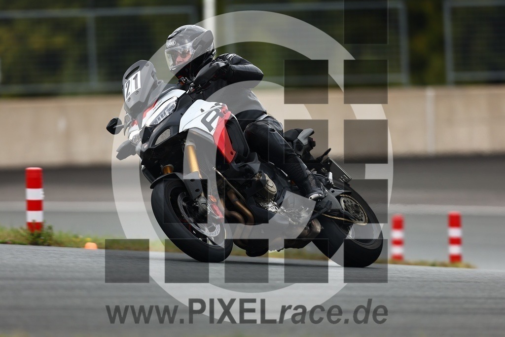 0021-20250916_02787 | Schöne Erinnerungen an spannende Momente - das festzuhalten ist unser Job. PIXELrace.de ist seit 2003 auf den Rennstrecken Europas unterwegs um die Action draußen beim Fahren und die wunderbare Stimmung imm Fahrerlager für euch einzufangen.