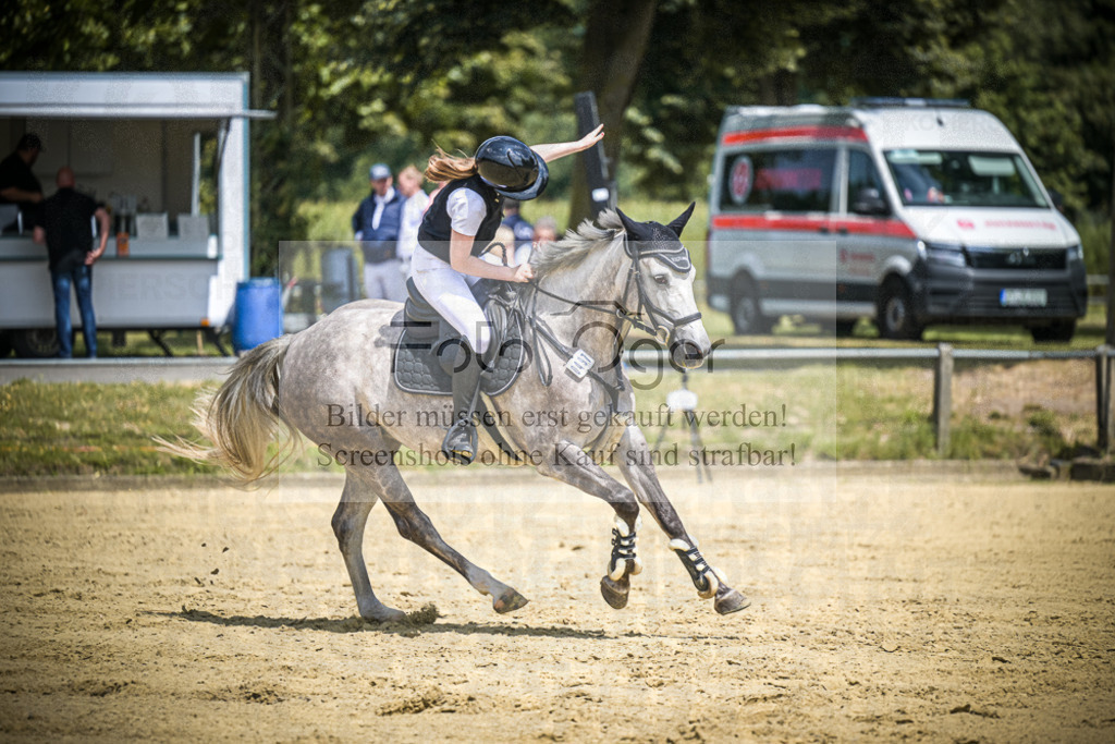 DOS_9977 | Entdecke hochwertige Reitturnierfotos von Foto Oger. Professionell, emotional und authentisch – jetzt Lieblingsmomente im Shop bestellen.Deutschlandweite Turnierfotografie. - Realisiert mit Pictrs.com