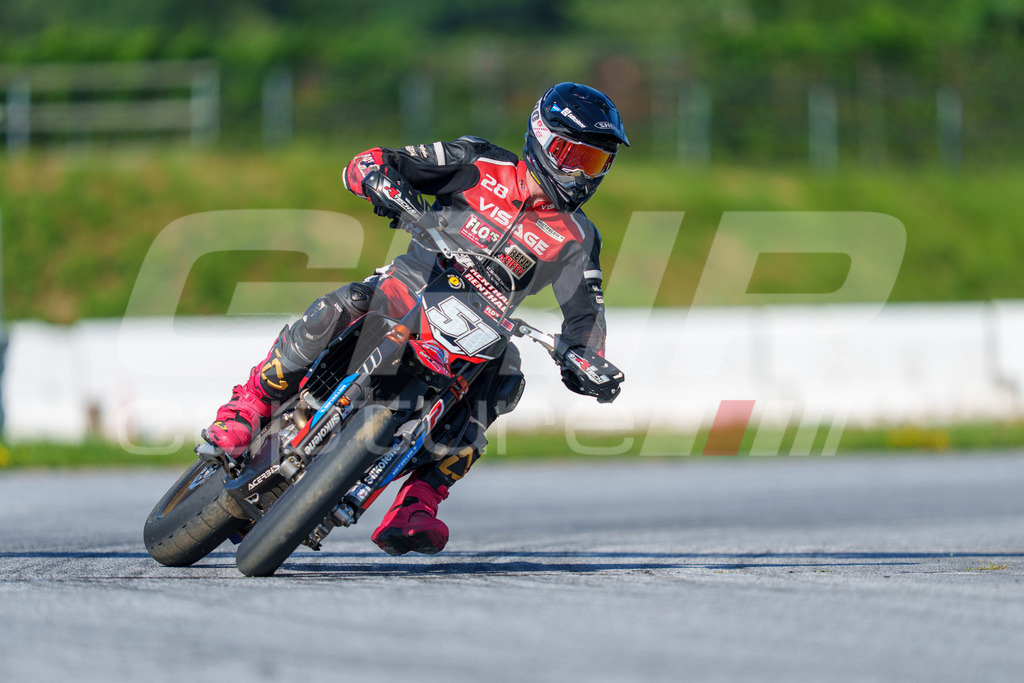 SuperMoto_Staatsmeisterschaft_Greinbach_162 | GRIPcapture steht für authentische Sportfotografie in Österreich – für Momente, die mehr sind als Geschwindigkeit oder Ergebnis. Es geht um Emotion, Spannung, Fokus und den Augenblick, der oft nur einen Wimpernschlag dauert.Ob Motorsport, Teamsport oder 
