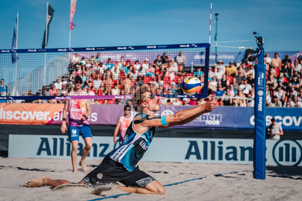Beachvolleyball | Männer | Allianz German Beach Tour 2024 | Tourstop Kühlungsborn | 11.08.2024 | Max Just springt zum Ball