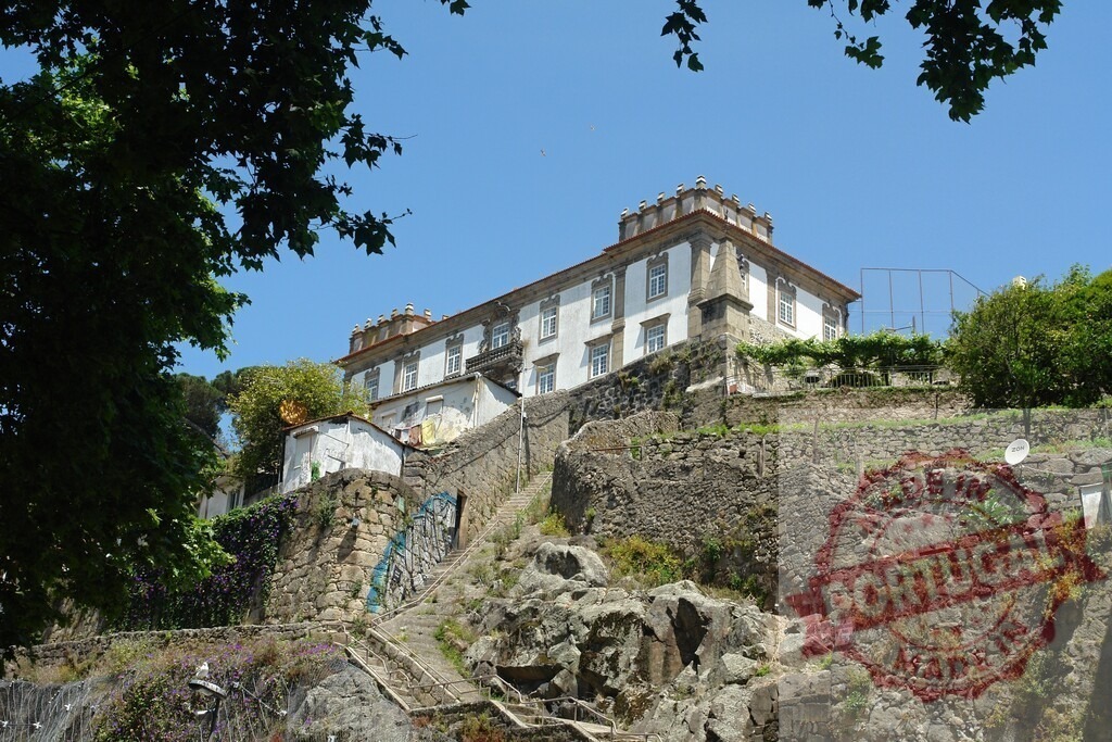 Traditional architecture building on hill in Porto, Portugal. Porto - Portugal | Historic building and stone steps climbing a steep hill under a clear blue sky - Realisiert mit Pictrs.com