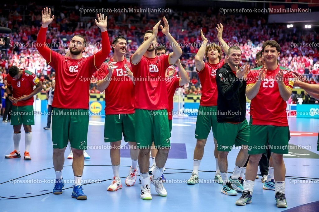 EHF16012601113 | 16.01.2026, Handball, Men's EHF EURO 2026, Portugal - Rumänien, Jyske Bank Boxen in Herning, Dänemark, Preliminary Round: Abschlussjubel Portugal nach dem Sieg gegen Rumänien.  Luis Diogo Sousa Frade (Portugal #82)  Rocha Nogueira (Portugal #13)   Miguel Jose Soares Neves (Portugal #20)  Gabriel Oliveira Cavalcanti (Portugal #95)  Diogo Ferraz Branquinho (Portugal #23) 