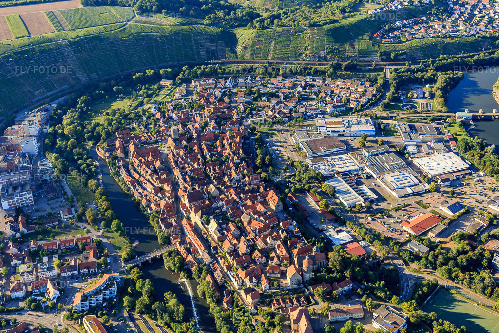 Luftbild: Historische Altstadt über der Enz mit Waldhornturm, Stadtmauer, Standesamt, Schlosshof, Turm,. Stadtkirche und Friedrich-Schelling-Schule Besigheim in Besigheim im Bundesland Baden-Württemberg in Deutschland.Foto: IMG_093526.jpg vom 22.08.2016 durch Werner Riehm/FLY-FOTO.deEvangelische Kirchengemeinde BesigheimFriedrich-Schelling-Schule Besigheim
