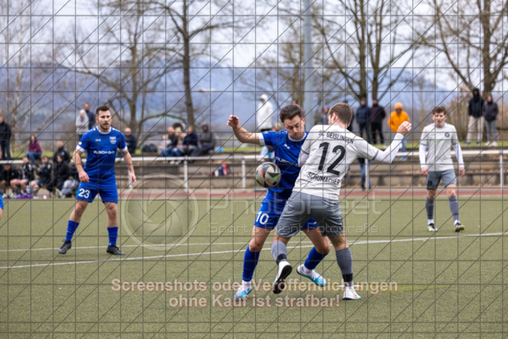 20250330_170718_0858 | Asim Istrefi (TSG Salach #10) und Moritz Schumacher (SC Seislingen #12)TSG Salach (blau) vs. SC Geislingen II (weiß/grau), Fußball, Bezirksliga - Bezirk Neckar/Fils, 20. Spieltag, Saison 2024/2025, Kunstrasensportplatz, Staufenecker Str. 41, 73084 Salach, 30.03.2025 - 15:30 Uhr,Foto: PhotoPeet-Sportfotografie/Peter Harich