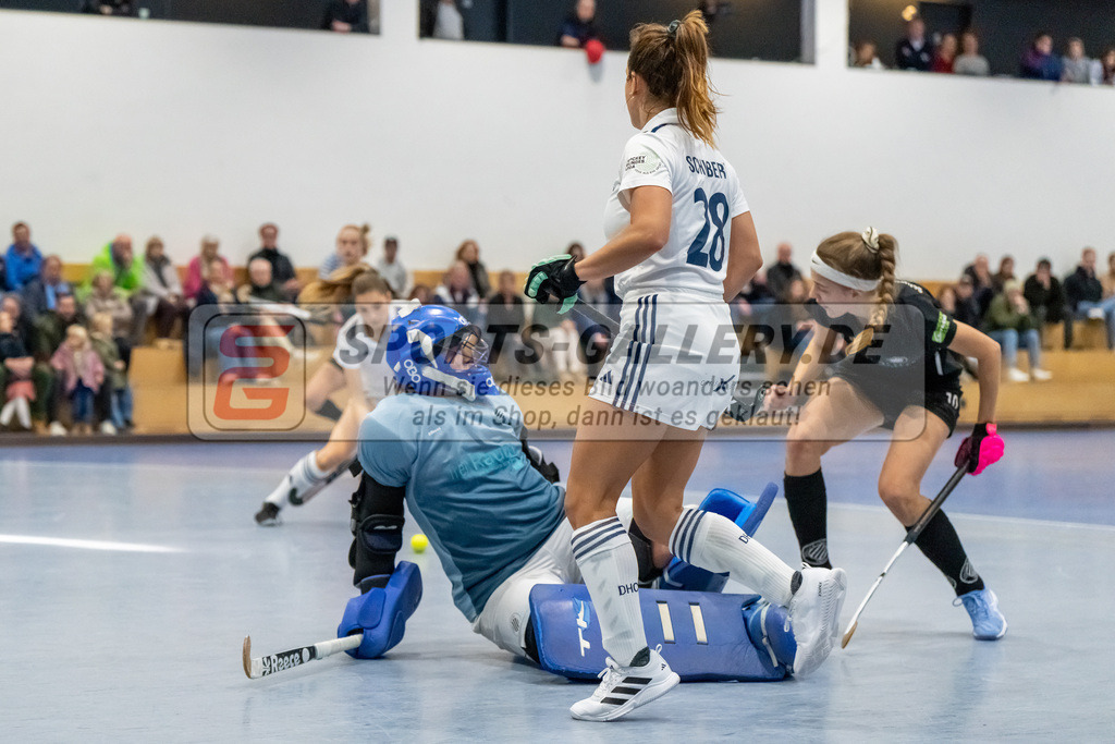 HK_20241201_109536 | 1. Bundesliga Halle Damen Düsseldorfer HC - Schwarz Weiss Köln am 1.12.2024 DHC, Düsseldorf , Anna Schruff ( Schwarz Weiss Köln #4 ) , Tessa Schubert ( Düsseldorfer HC #28 )