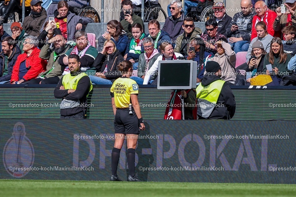 xKWIx14052601073 | 2026.05.14, xkwix, Fußball, Finale DFB-Pokal Frauen, VfL Wolfsburg -  FC Bayern München, Saison 2025 2026, Rhein-Energie-Stadion in Köln: Schiedsrichterin Franziska Wildfeuer ueberpfueft den Elfmeter DFB regulations prohibit any use of photographs as image sequences and or quasi-video. Photo: xKamilxWilkowskixPressefotoKochx