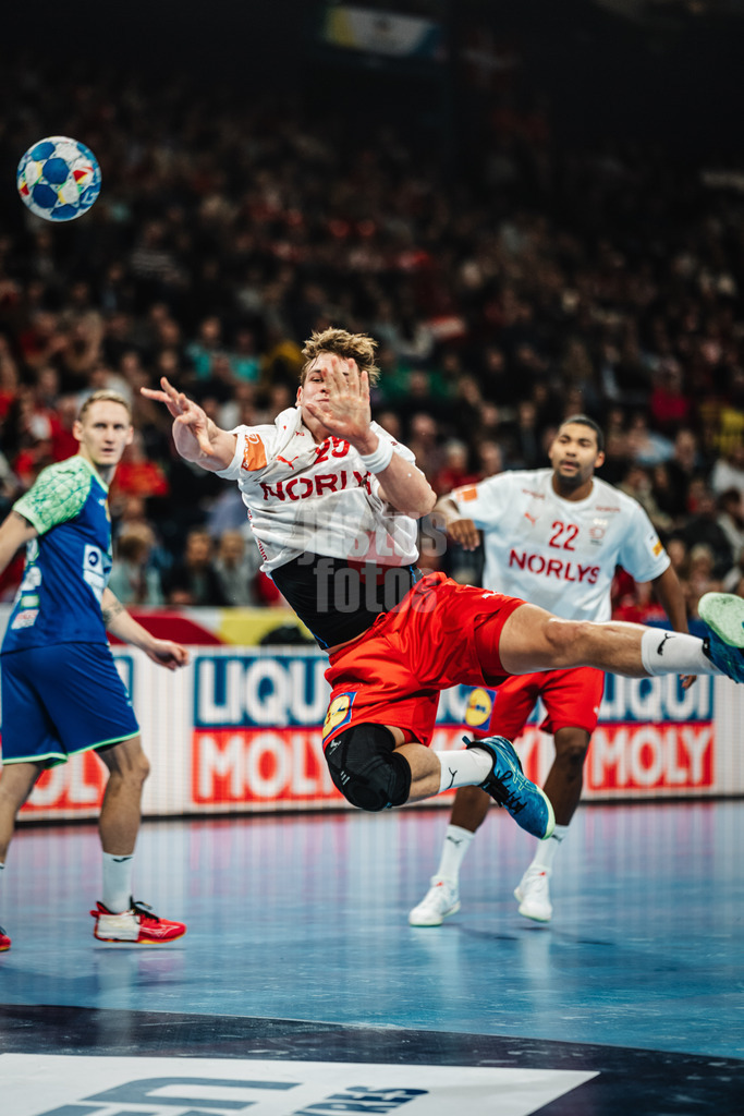 Handball | Herren | EHF EURO 2024 | European Championshop Men 2024 Final Tournament | Slowenien vs. Dänemark | 23.01.2024 | Lukas Lindhard Jorgensen (#25, Dänemark, DEN) beim Wurf aufs Tor