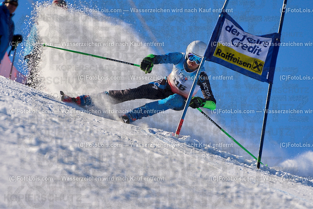 ALP4817_MASTERS-Cup_GS-A Herrn_Soar James | (C)FotoLois.com, Alois Spandl. FIS Masters-Cup Wildschönau, Giant Slalom auf der Piste Schatzberg GS, Siegerehrung auf dem Dorfplatz Niederau, Sa 13. Januar 2024.