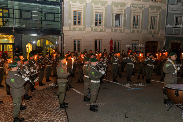 Großer Zapfenstreich am Hauptplatz in Feldkirchen | Bildershop von pixelworld.at - Realisiert mit Pictrs.com