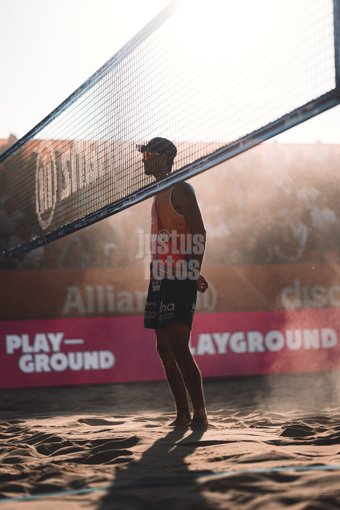 Beachvolleyball | Männer | Allianz German Beach Tour 2025 | Tourstop Düsseldorf | 09.05.2025 | Niklas Held im Sandnebel