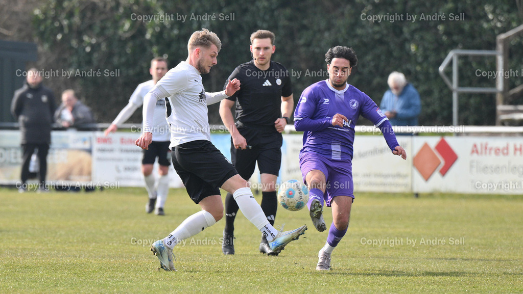 Eckernförder SV vs VfR Neumünster | Luc-Jonathan Justen (ESV #20) / Berk Akcicek (VfR #11) / Schiedsrichter Jan-Ole Ehlers / Fußball-Oberliga Männer 2024/2025 / Eckernförder SV vs VfR Neumünster / Stadtwerke-Arena / Eckernförde / 23.03.25 - Realisiert mit Pictrs.com