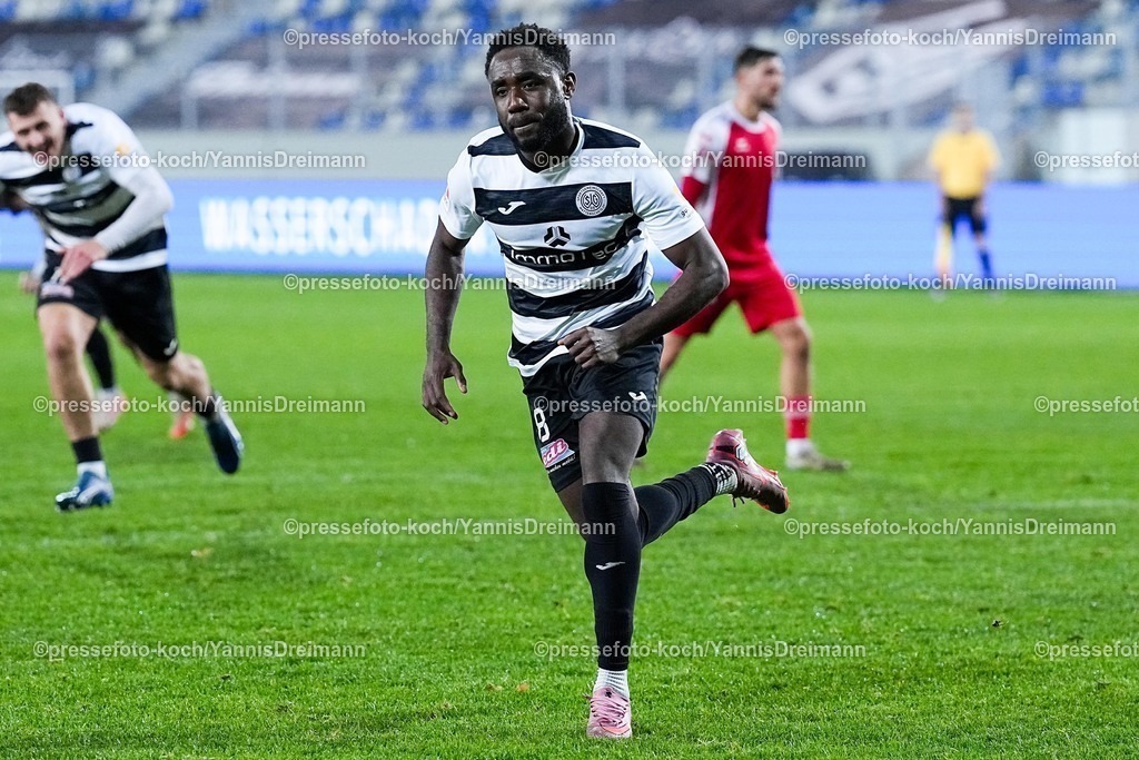xYDRx06112501017 | 06.11.2025, xydrx, Fußball, Oberliga Westfalen, SG Wattenscheid 09 - FC Eintracht Rheine, Saison 2025 2026, Lohrheidestadion: Torjubel nach dem Tor zum 1:0 für die SG Wattenscheid 09 durch Torschütze Robert Nnaji (SG Wattenscheid 09 #8)