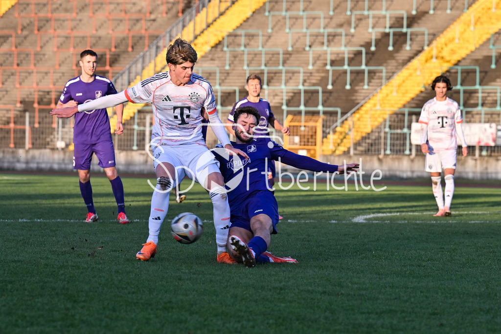 TSV Schwaben Augsburg - FC Bayern Amateure | AUGSBURG, GERMANY - 29. NOVEMBER: im Duell Guido DELLA ROVERE (FC Bayern München II 19) und Elias HERZIG (TSV Schwaben Augsburg 24)  beim Ligaspiel zwischen dem TSV Schwaben Augsburg und den Amateuren des FC Bayern am 20. Spieltag der Regionalliga Bayern im Rosenaustadion
